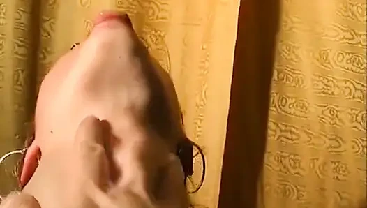 Горячая сексуальная брюнетка играет соло в любительском видео