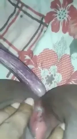 Sri Lankan Milf masturbate with Brinjol part 1