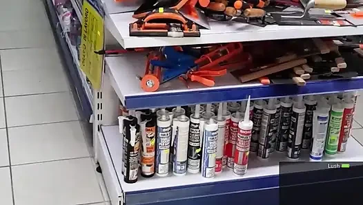 Rothaarige Orgasmus Beim Einkaufen Mit Einem Entfernten Vibrator