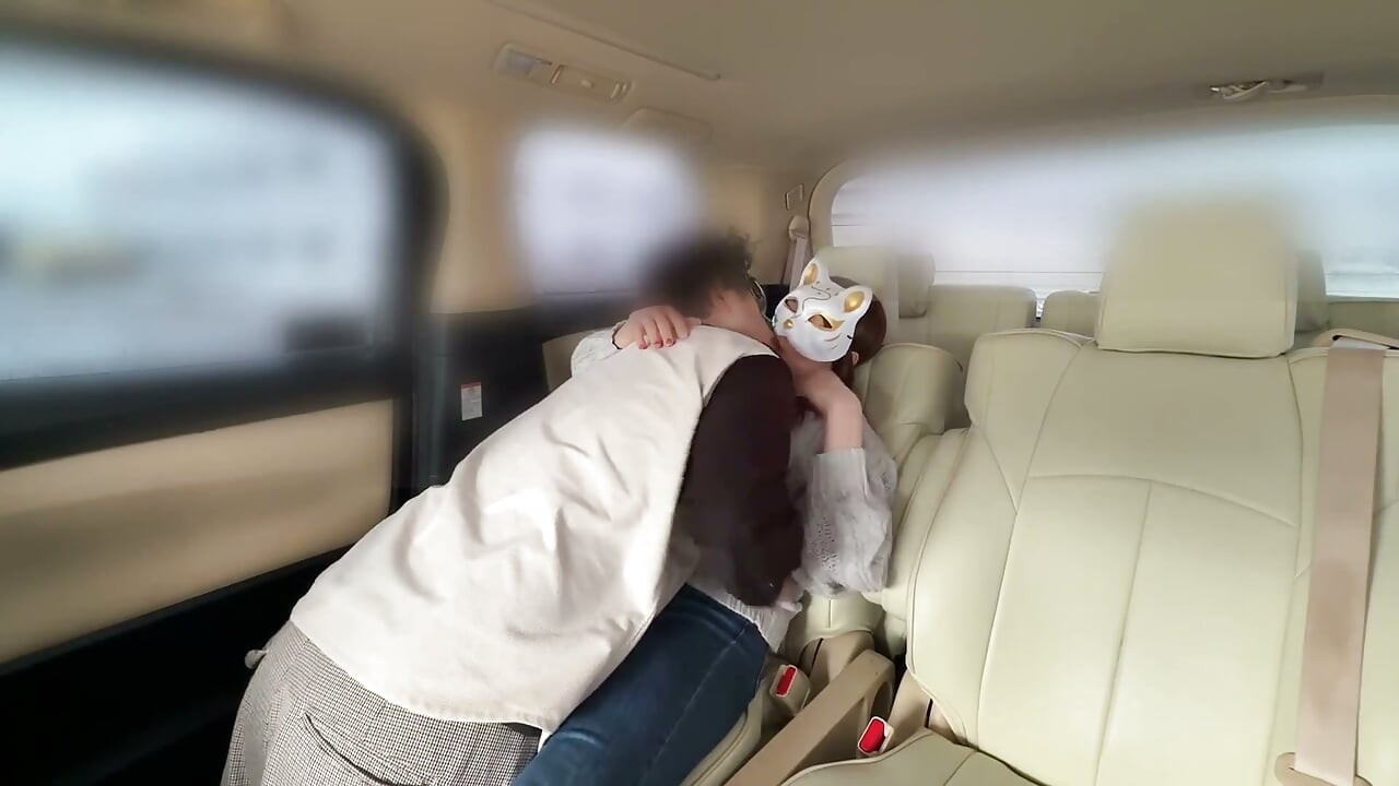 Antes del trabajo, ambos tienen una aventura en el coche