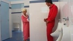 Membersihkan kamar mandi berubah menjadi seks anal panas