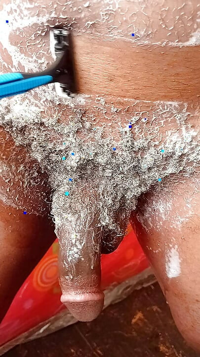 Afeitando mi polla y bolas
