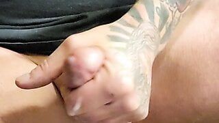 Un mec tatoué avait juste besoin d'une énorme libération - éjaculation sexy en solo