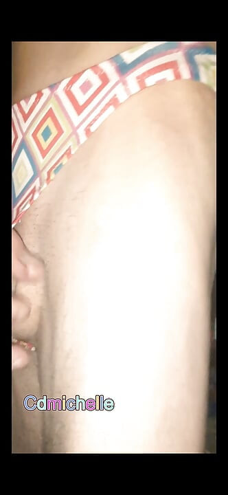 カラフルな水着を着たCdmichelle