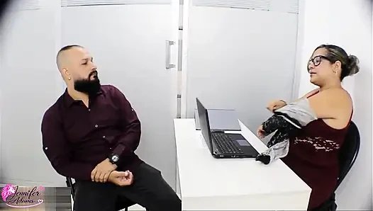Im Austausch für viele vorteile stimme ich zu, meinem chef einen schönen blowjob zu geben und ihn mich ficken zu lassen - Ganze geschichte - porno in englisch