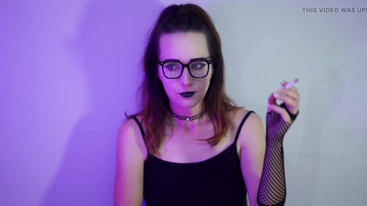 Gotik kız file çorap içinde sigara içiyor