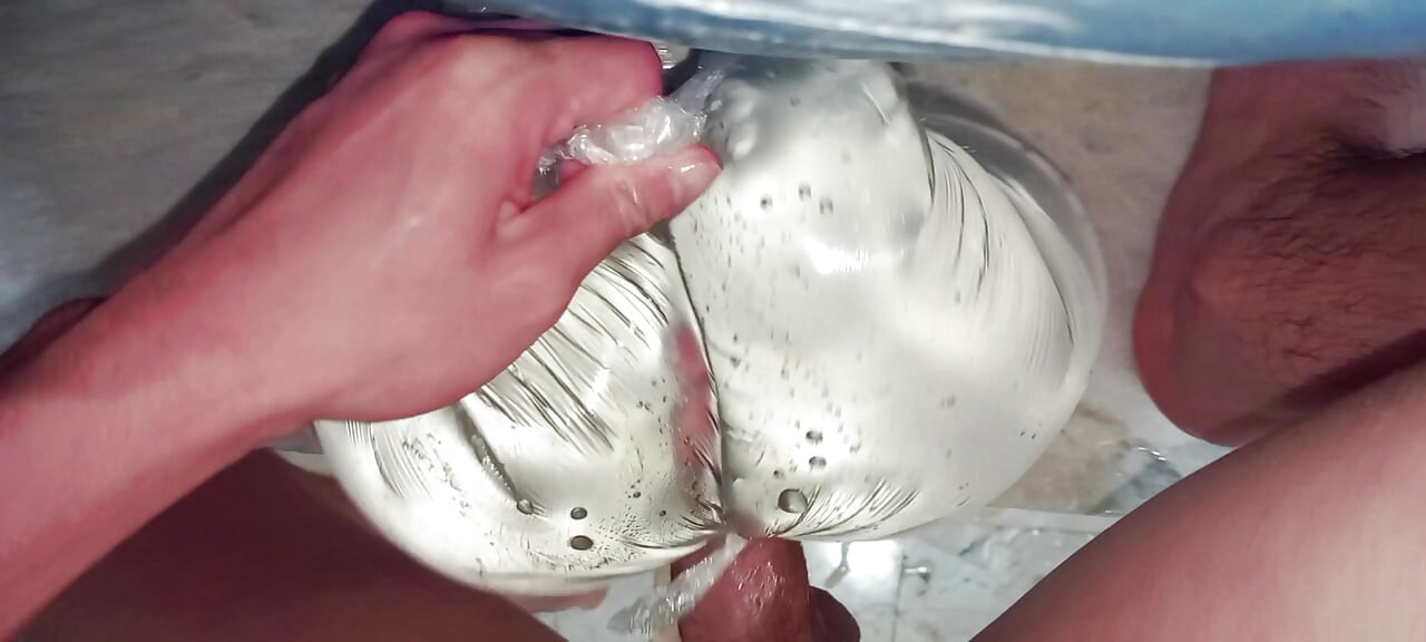 饥渴的独奏男孩用玩具🍑填满自己