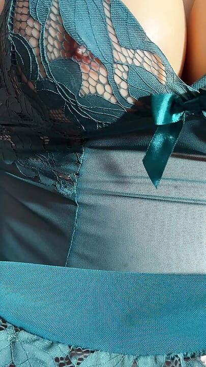 シシーは自分自身とクミンで遊んでおり、ランジェリーと黒のセクシーなストッキングを履いています
