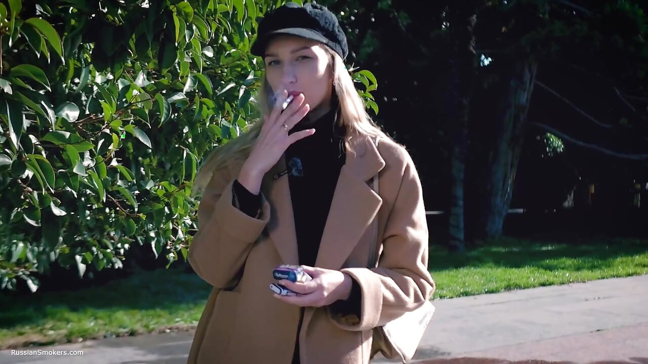 Palenie na zewnątrz z Beaty Russian Girl 2