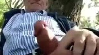 Papi masturbándose en el parque