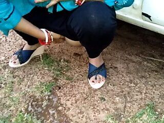 Bhabhi Sonali berkelip pantat di dalam kereta dan kencing di tempat awam