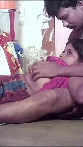 Must-see στιγμή από το "Indian hot village house wife kissing"