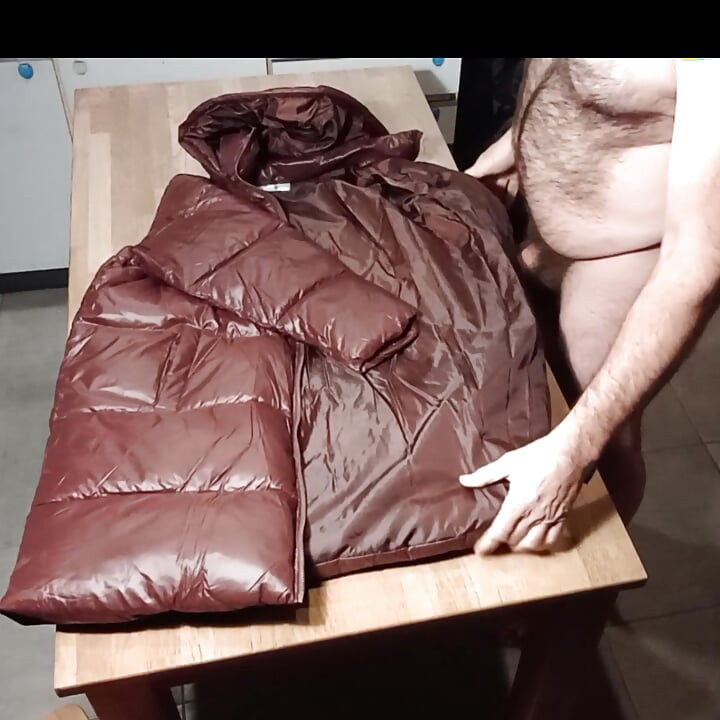 Kirazlı kırmızı kabarık astarı uzun bir sikişten sonra dölümü alıyor