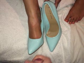 Shoejob and cum in her pointy blue heels