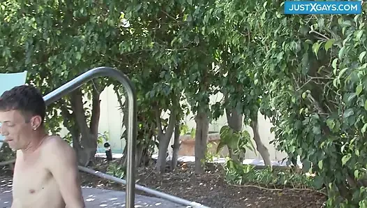 Havuzda eşcinsel oyunları