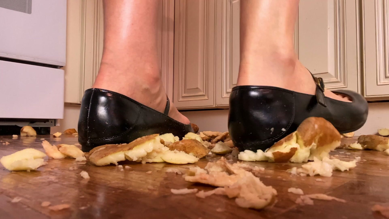 Esmagando batatas descalças e em balé
