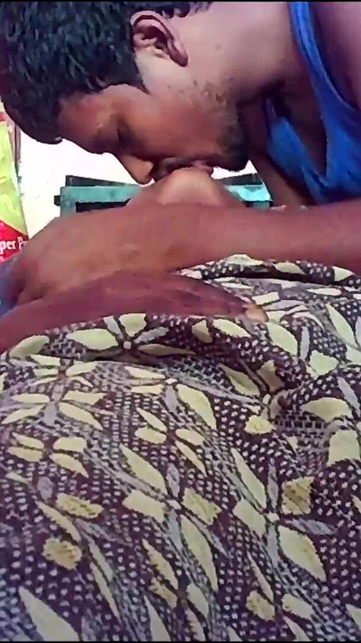 Moment à partager absolument de « Une femme du village indienne s’embrasse avec des seins sexy »