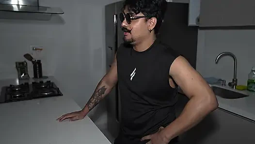 Listrik padam dan saya terangsang, saya meniduri rekan kerja suami saya