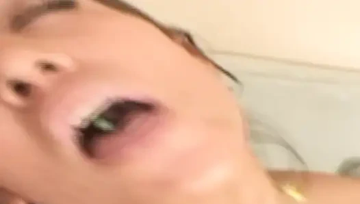 Zwei weiße schätzchen werden alle ficklöcher von einem schwarzen mit riesigem schwanz hart geritten