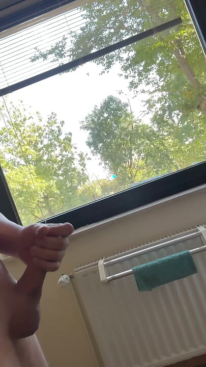 Büyük yarakla pencere önünde mastürbasyon