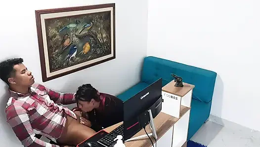 Sekretaris dan bos waxing di kantor mereka