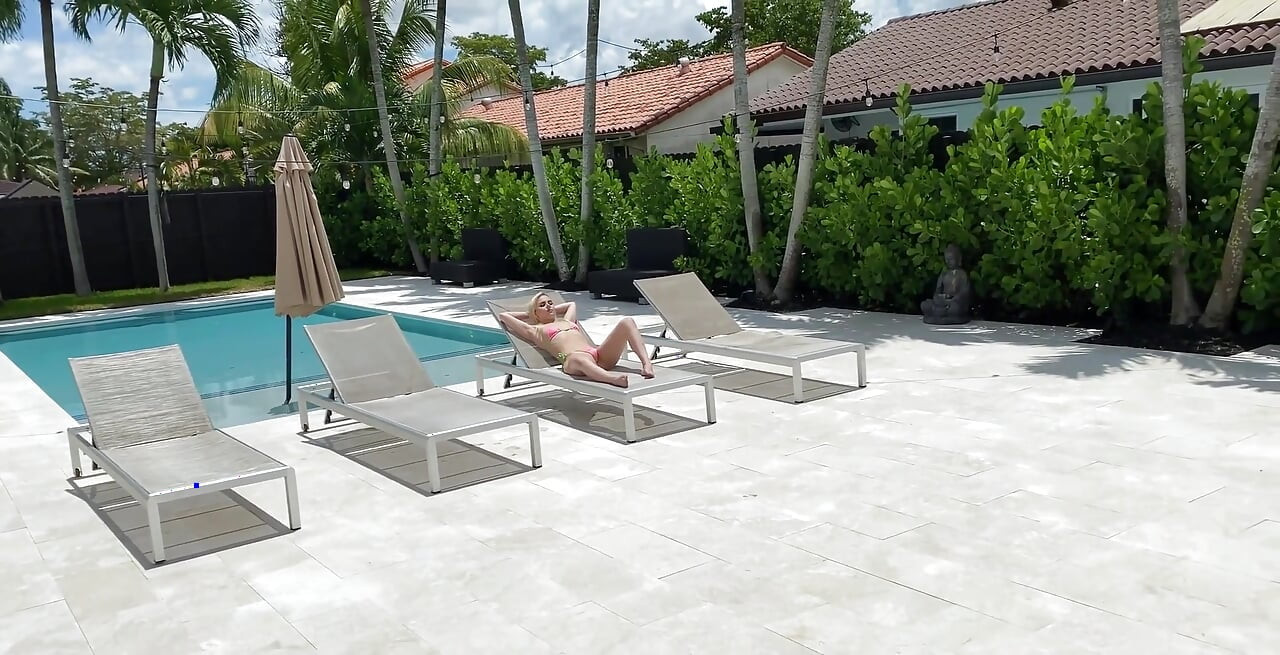 Die süße blonde Aria banks liebt es, meinen schwanz draußen am pool zu lutschen