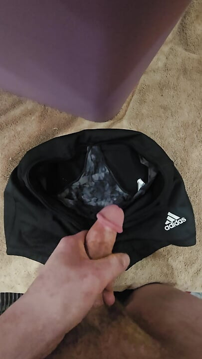 ฉันแตกในลูกพี่ลูกน้องสาวตัวเล็กของฉัน ผ้าสแปนเด็กซ์วอลเลย์บอลและกางเกงในสกปรกของเธอที่เธอทิ้งไว้บนพื้นห้องน้ํา