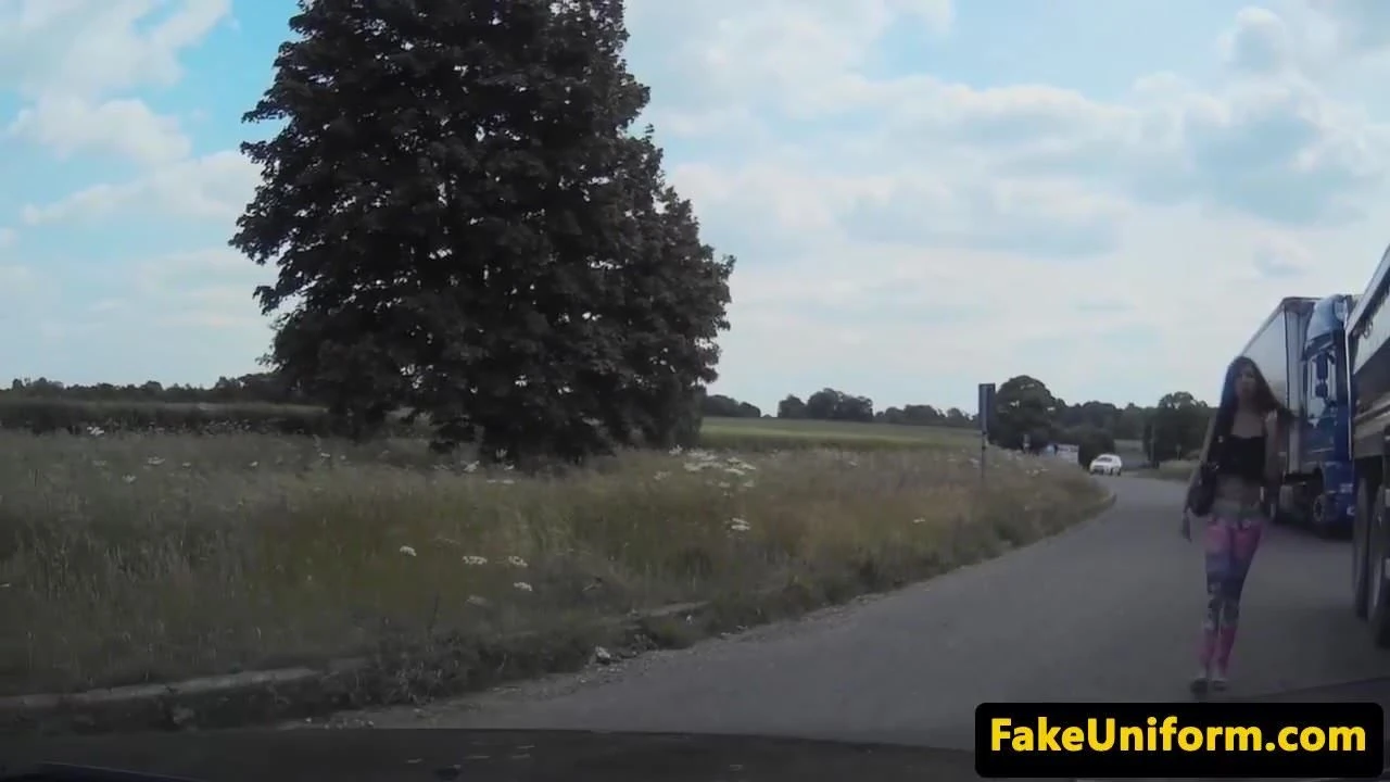 Potetovaná britská holka šuká v policajním triu venku
