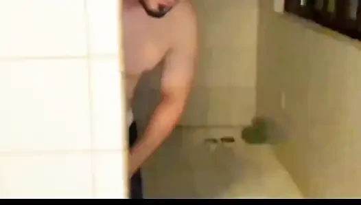 Üvey anne mutfakta izleniyor. Birden üvey oğlunun penisini gördü ve...