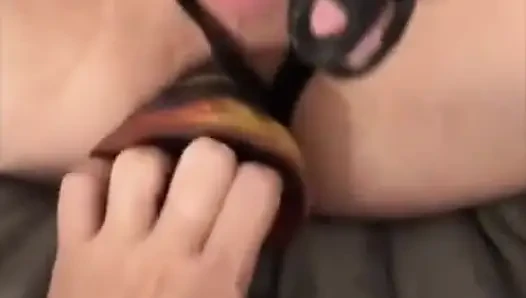 Tiffany Im Käfig Bekommt Den Vibrator