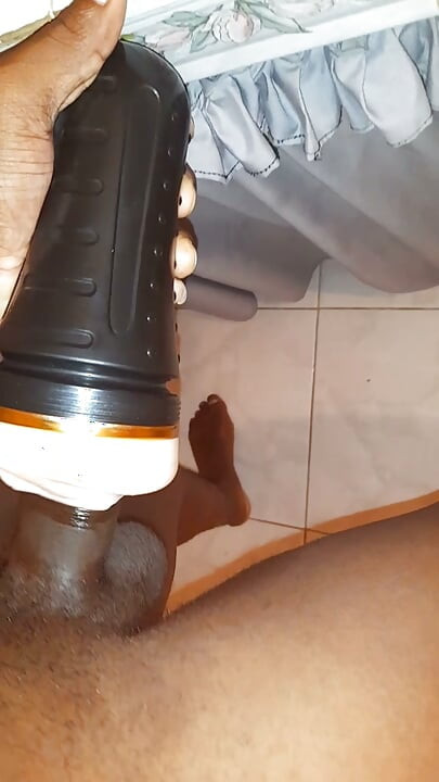 Μαύρο πούλι που αυνανίζεται με Fleshlight Pt4