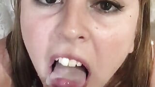 Silviastar ağzına boşaltıyor