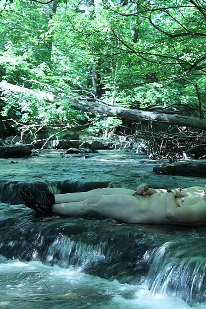 Расгибаясь у водопада, пытаясь украдать немного частного момента