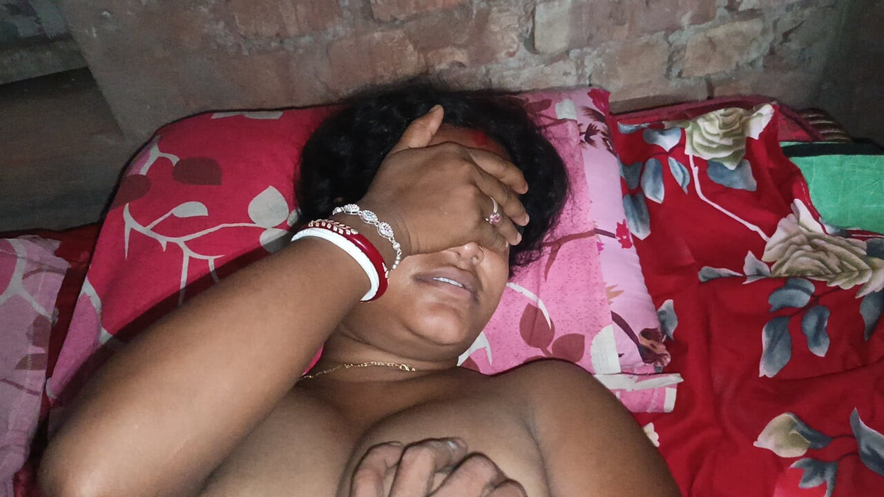Indische Desi dorpsstiefmoeder gaf haar man aan haar familielid.