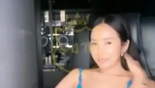 Sexyster streich, nackt von fremden, zeigt ihre nasse muschi