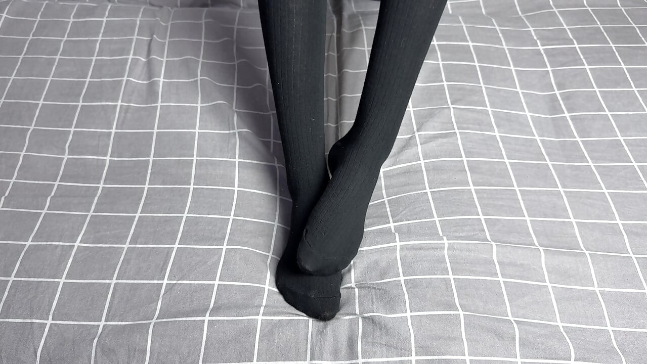 Μόνο εσύ και η ερωμένη με μακριές μαύρες κάλτσες