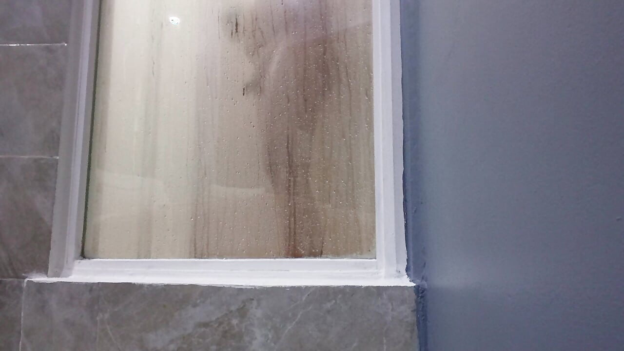 Lepo se kupam u hotelu dok čekam da se opustim.