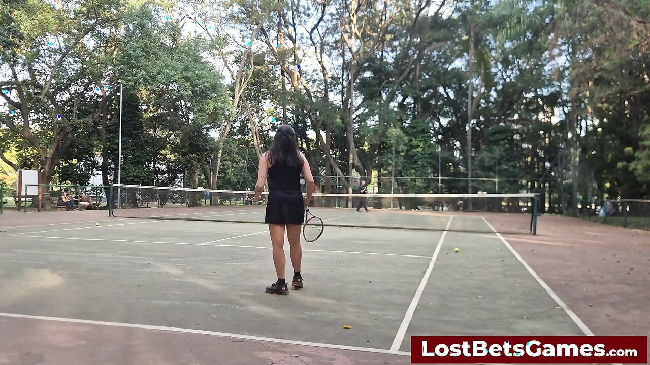 Rafaela e Igor estão levando sua partida de tênis de strip ao ar livre