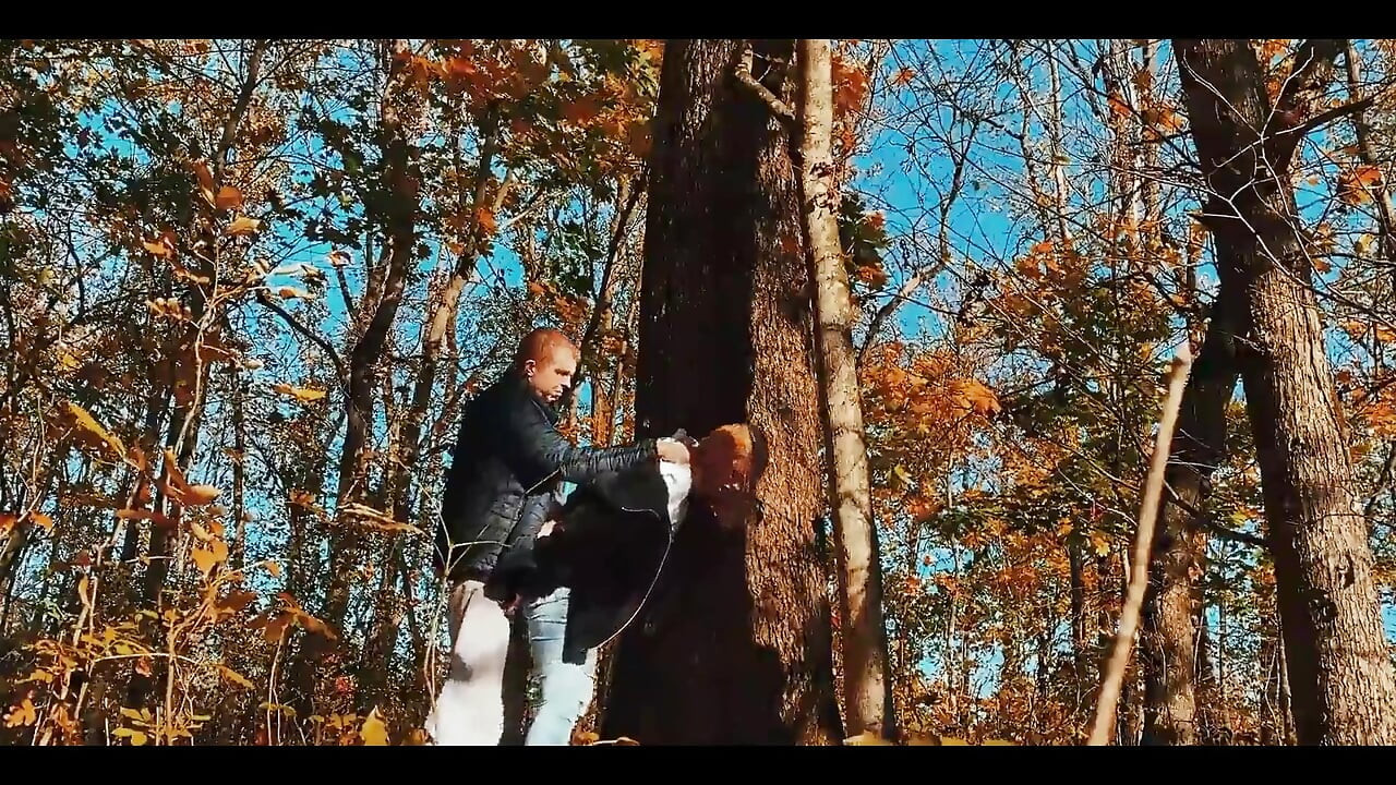 Γάμησα μια καλλονή με μεγάλο κώλο στο δάσος ενώ περπατούσε