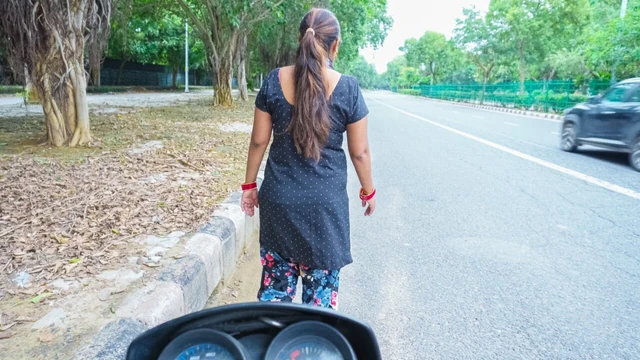 Desi prostitute- (Dhandhe wali) bhabhi dealing for Fuck with Client on road, she fucked by him in Doggystyle with HINDI Audio.