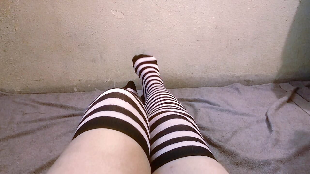 POV: Aranyos femboy vastag kövér combokkal csíkos zokniban rángatja le a szép sissy faszát A golyózúzás addig üti a golyókat, amíg keményen el nem élvez