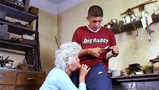 Блондинка-милфа с волосатой киской трахается в большую задницу... сперма в рот