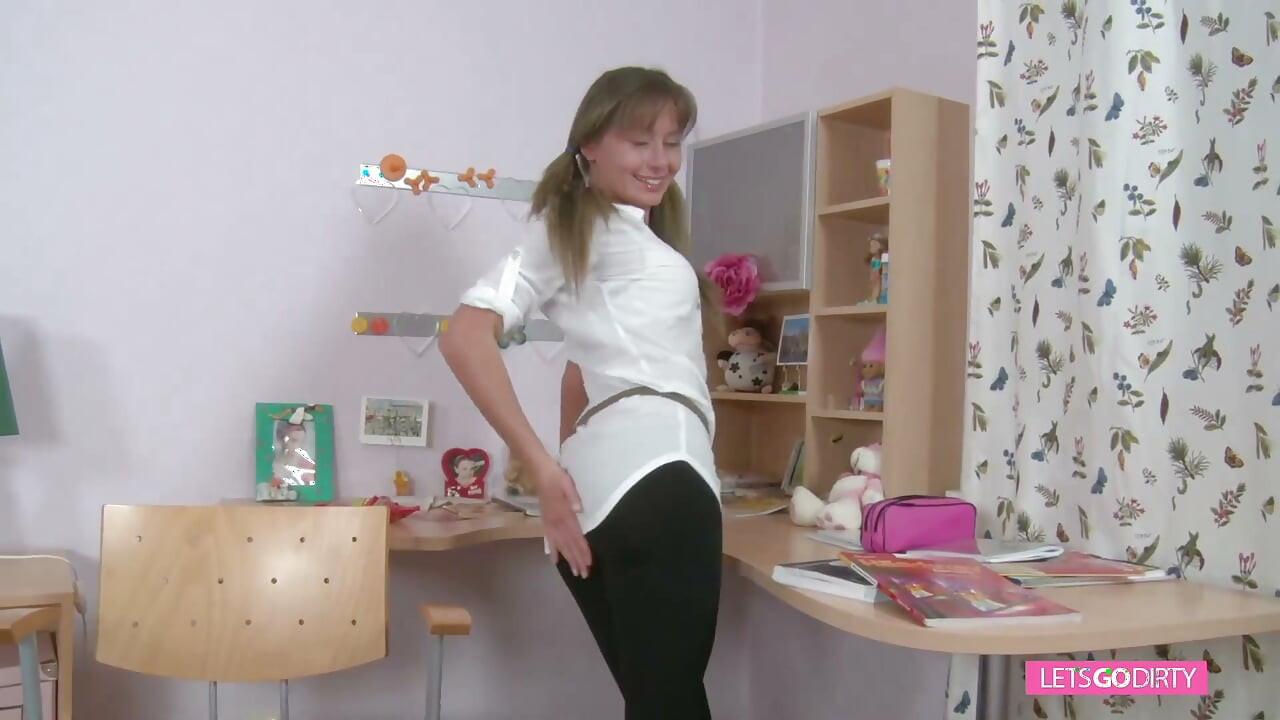 十代の兼ふしだらな女は彼女の口の中で負荷を取ります