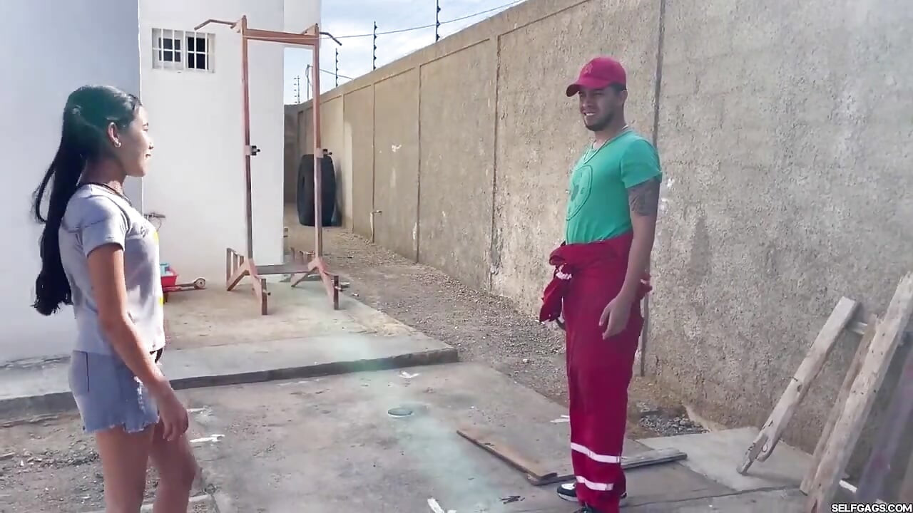 Gelangweilte 18-jährige will sexy handwerker-bondage (episode 1 von 2)