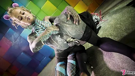 Büyük dövmeli trans Lily Lu anal yumrukla sikiliyor