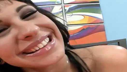 Fuß-sex-liebhaber szene 1_sexy brünette mit einem dicken arsch genießt einen cumshot auf ihre füße