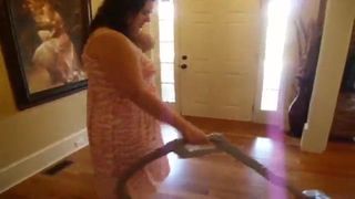 Hausfrau zeigt beim Putzen
