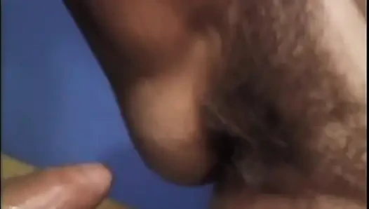 Kıllı amcıklı olgun büyük memeli pub'ın arkasında sikiliyor ve ağzına boşalıyor