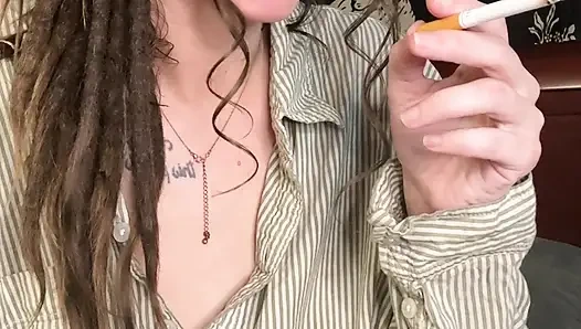 Ibu menemukan fetish merokokmu dan membuat fantasimu menjadi kenyataan