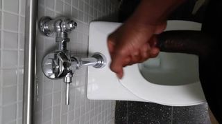 Öffentliche Toilette schnelles Wichsen und Sperma